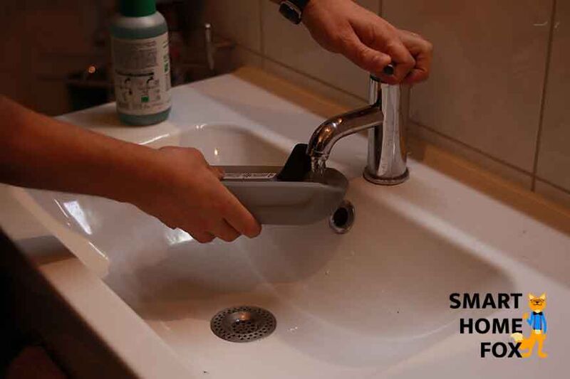 Наполнение резервуара для чистой воды электрошвабры Karcher FC 7 cordless Premium.